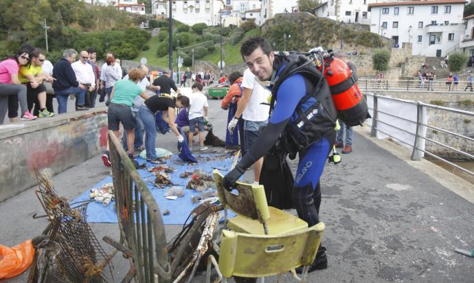 Unas de las limpiezas anteriores en el puerto.