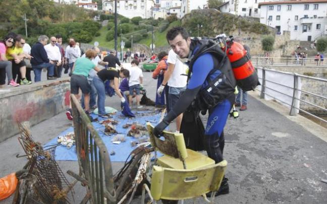 Unas de las limpiezas anteriores en el puerto. Unas de las limpiezas anteriores en el puerto.