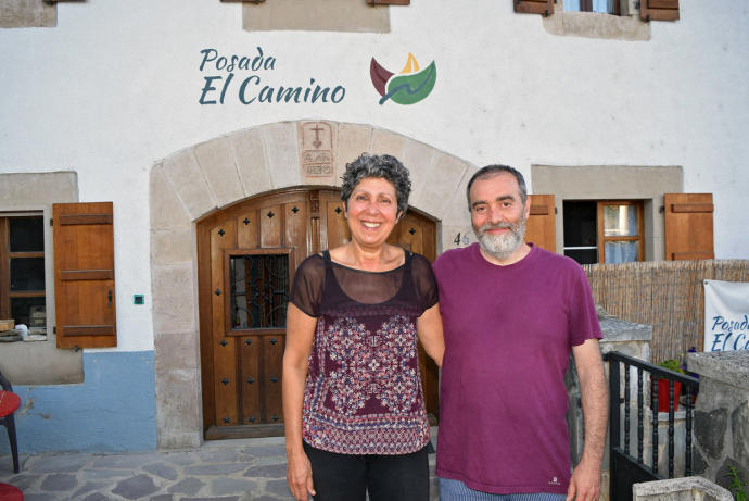 Luis y Carmen, frente a la Posada El Camino.