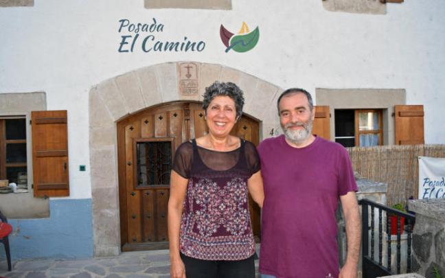 Luis y Carmen, frente a la Posada El Camino.