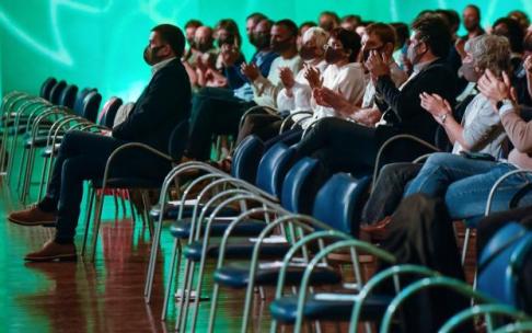 En la imagen, Arnaldo Otegi espera a su intervención en el II Congreso de EH Bildu celebrado el pasado mayo en el BEC de Barakaldo.