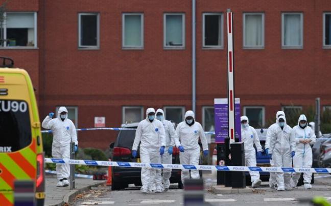 Policías forenses trabajando en el lugar de los hechos
