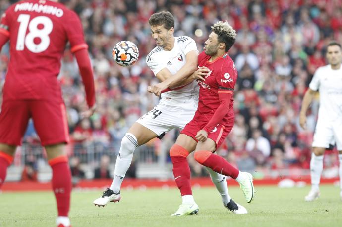 Lucas Torró pelea un balón dividido con Oxlade-Chamberlain.