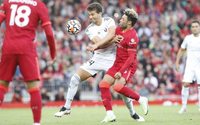 Lucas Torró pelea un balón dividido con Oxlade-Chamberlain. Lucas Torró pelea un balón dividido con Oxlade-Chamberlain.