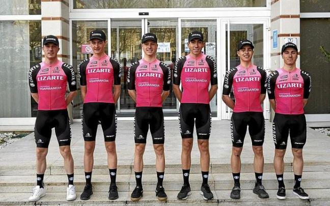 Ciclistas navarros del conjunto aficionado Lizarte. De izquierda a derecha: Unai Aznar, Ismael Goñi, Mikel Retegi, Diego Uriarte, José Mañeru y Hugo Aznar.