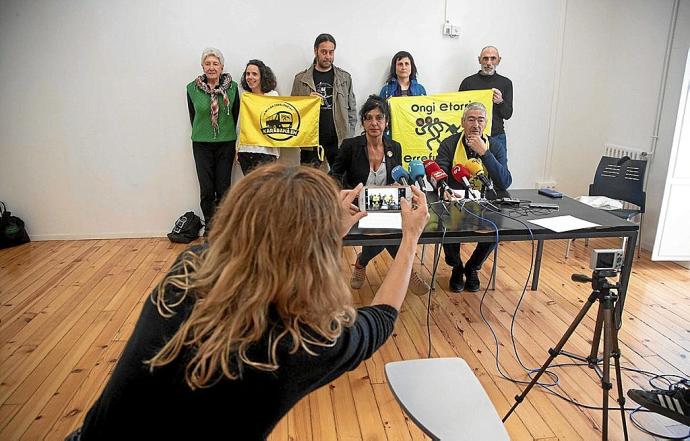 Presentación de la iniciativa, ayer, en el centro cívico El Campillo. Foto: Josu Chavarri