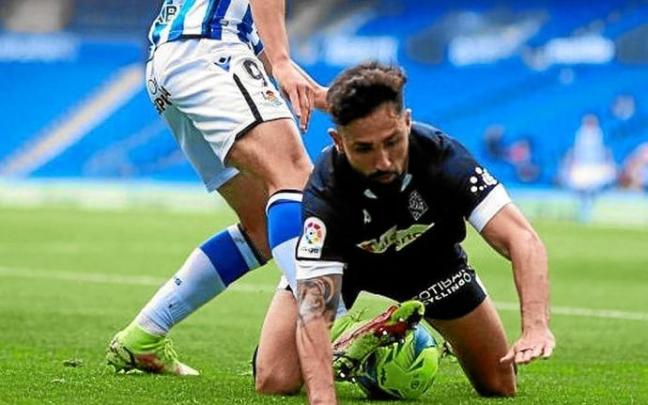 Karrikaburu zancadillea a Nolaskoain en el derbi entre el Sanse y el Amorebieta. Foto: LaLiga