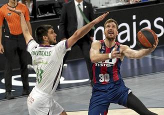 Dragic realiza una extensión ante Bouteille, alero del Unicaja. Foto: Alex Larretxi