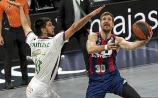 Dragic realiza una extensión ante Bouteille, alero del Unicaja. Foto: Alex Larretxi