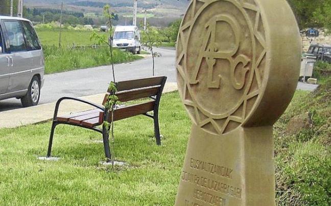 Estela homenaje a Lazarraga.