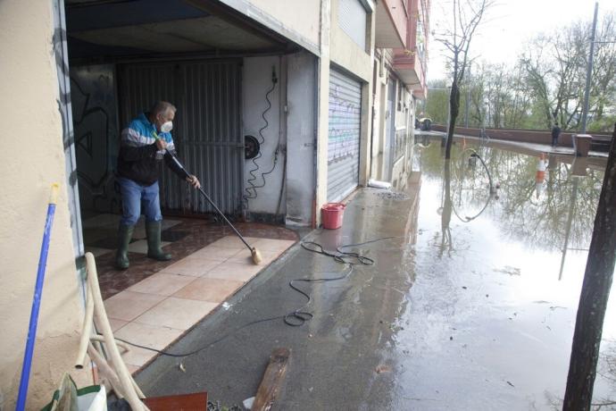 Una persona achica agua durante las inundaciones de finales del año pasado en Vitoria.