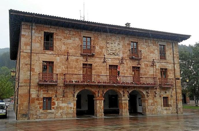 El ayuntamiento de Legazpi. Foto: A.Z.