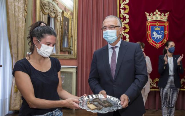 Entrega de las llaves al alcalde de Pamplona, Enrique Maya