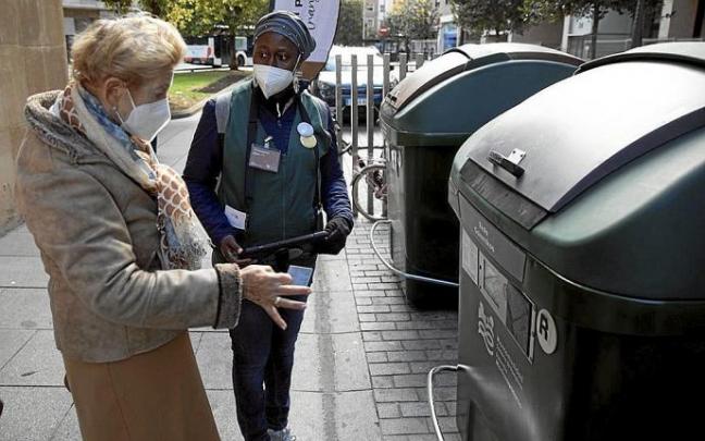 Una vecina del Ensanche recibe información de una de las agentes de la MCP.