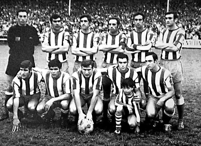 6 de julio de 1969. Mendizorroza. Deportivo Alavés-Bilbao Athletic (1-0). 'El Glorioso' desciende a Tercera. Último partido de Búa de albiazul. De pie (izda. a dcha.): Aramayo, 'Kaito', Ayerbe, Ezquerra, Bernal y Baqué. Agachados (izda. a dcha.): Amutio I