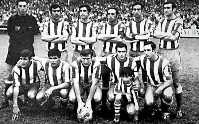 6 de julio de 1969. Mendizorroza. Deportivo Alavés-Bilbao Athletic (1-0). 'El Glorioso' desciende a Tercera. Último partido de Búa de albiazul. De pie (izda. a dcha.): Aramayo, 'Kaito', Ayerbe, Ezquerra, Bernal y Baqué. Agachados (izda. a dcha.): Amutio I