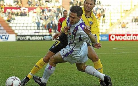 Magno Mocelin, durante el partido ante el Valladolid celebrado el 26 de enero de 2003 en el Nuevo Zorrilla en el que se impuso el conjunto albiazul por 1-3. El brasileño jugó 71 minutos y fue sustituido por Geli. Foto: DNA Magno Mocelin, durante el partido ante el Valladolid celebrado el 26 de enero de 2003 en el Nuevo Zorrilla en el que se impuso el conjunto albiazul por 1-3. El brasileño jugó 71 minutos y fue sustituido por Geli. Foto: DNA