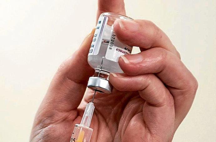 Una sanitaria prepara una dosis de la vacuna.