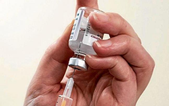 Una sanitaria prepara una dosis de la vacuna. Una sanitaria prepara una dosis de la vacuna.