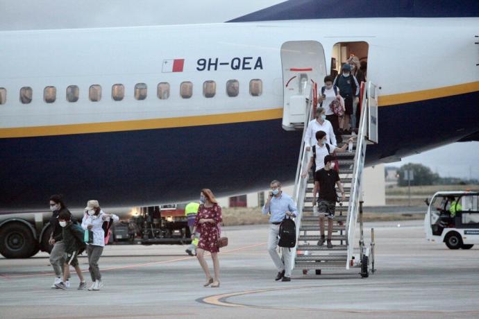 Llegada a Foronda de los pasajeros del vuelo de Ryanair procedente de Bérgamo.