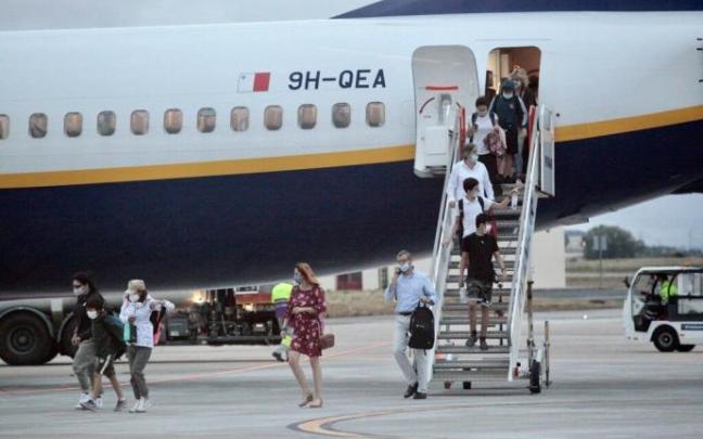 Llegada a Foronda de los pasajeros del vuelo de Ryanair procedente de Bérgamo.