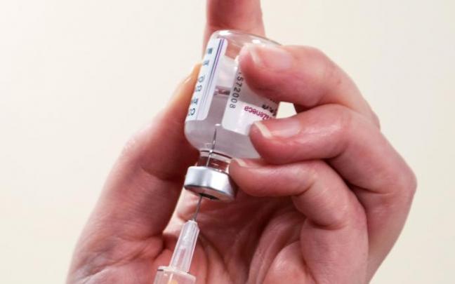 Una sanitaria prepara una dosis de la vacuna.