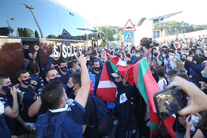 Centenares de personas han recibido a los jugadores del Amorebieta en Urritxe