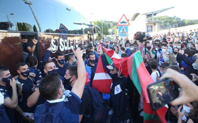 Centenares de personas han recibido a los jugadores del Amorebieta en Urritxe Centenares de personas han recibido a los jugadores del Amorebieta en Urritxe