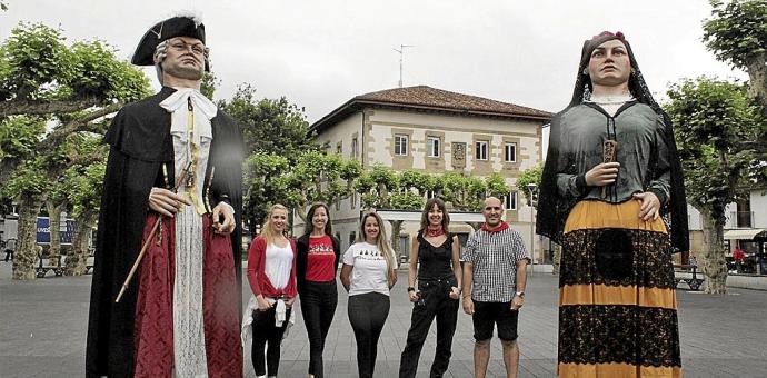 La delegada Eizaguirre junto a representantes de Irungo Atsegina y de academias de baile de Irun.