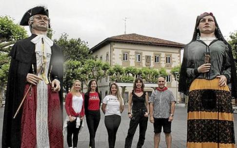 La delegada Eizaguirre junto a representantes de Irungo Atsegina y de academias de baile de Irun.