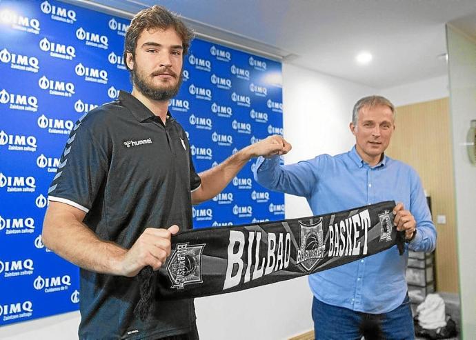 Álex Galán y Pedja Savovic, en la presentación del jugador en el IMQ. Foto: Borja Guerrero