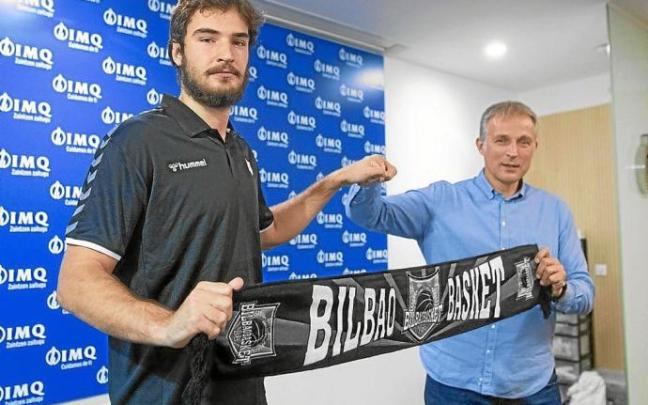 Álex Galán y Pedja Savovic, en la presentación del jugador en el IMQ. Foto: Borja Guerrero