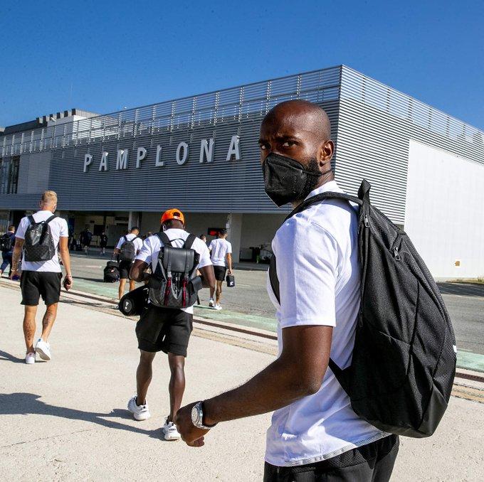 Los jugadores del Valencia, a su llegada al aeropuerto de Noáin.