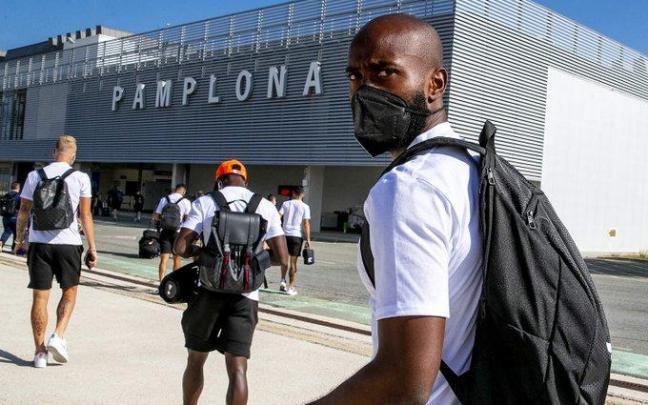 Los jugadores del Valencia, a su llegada al aeropuerto de Noáin. Los jugadores del Valencia, a su llegada al aeropuerto de Noáin.