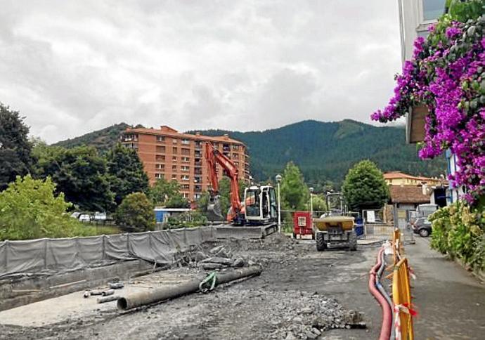 La reparación del muro de Caminos Viejos en el barrio de Areta en Llodio ya ha comenzado.
