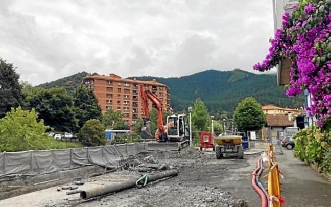 La reparación del muro de Caminos Viejos en el barrio de Areta en Llodio ya ha comenzado.