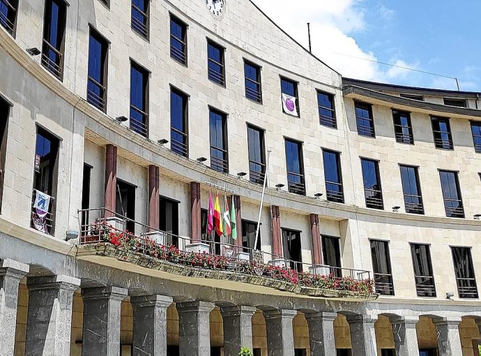 Exterior del Ayuntamiento de Llodio visto desde Herriko Plaza.