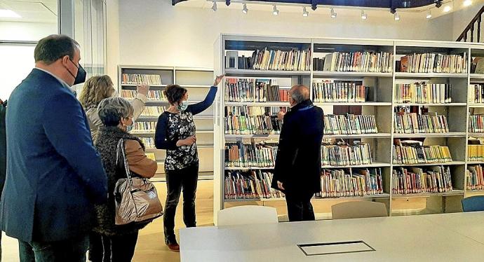 La encargada de la biblioteca de Llodio en la visita guiada a las nuevas instalaciones.