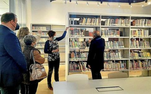 La encargada de la biblioteca de Llodio en la visita guiada a las nuevas instalaciones.