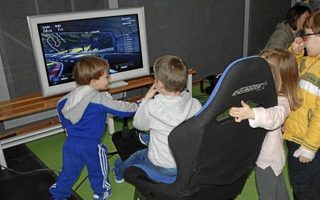 Escolares ayaleses jugando a videojuegos en un PIN.