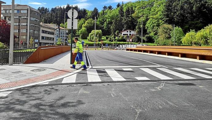 Imagen actual del nuevo puente Altzarrate en Llodio ya abierto al tráfico.