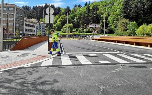 Imagen actual del nuevo puente Altzarrate en Llodio ya abierto al tráfico.