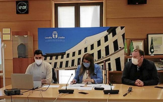 El alcalde, a la derecha, en una sesión municipal.