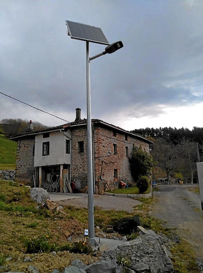 Una de las nuevas farolas fotovoltaicas de Llodio.