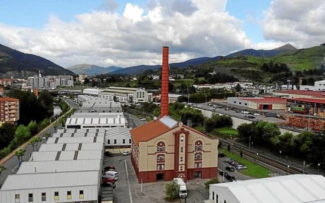 Una de las zonas industriales de Llodio, con el emblemático edificio de La Tejería en el centro.