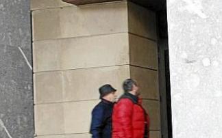 Vecinos dirigiéndose al Servicio de Atención a la Ciudadanía.