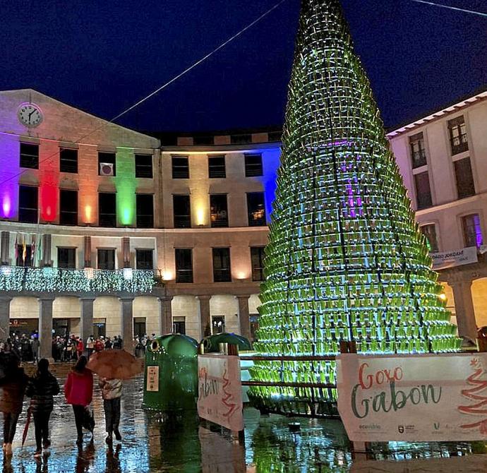 Pino elaborado con botellas de vidrio, que se ha convertido en la estrella de la decoración navideña este año en Llodio, en Herriko Plaza.