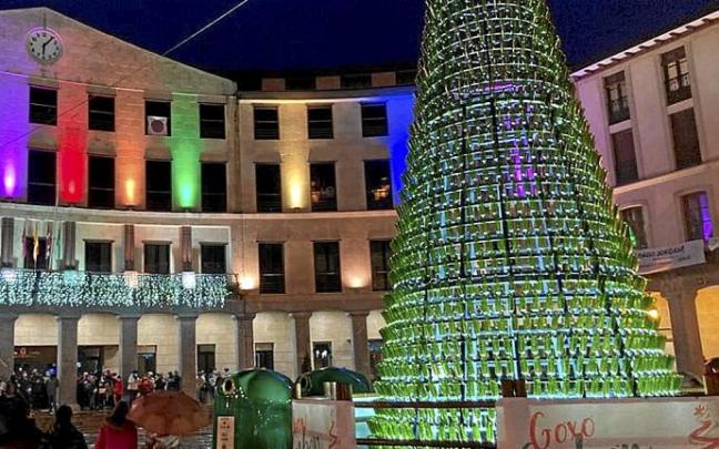 Pino elaborado con botellas de vidrio, que se ha convertido en la estrella de la decoración navideña este año en Llodio, en Herriko Plaza. Pino elaborado con botellas de vidrio, que se ha convertido en la estrella de la decoración navideña este año en Llodio, en Herriko Plaza.