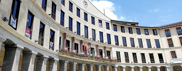 Vista exterior de la fachada del Ayuntamiento de Llodio.