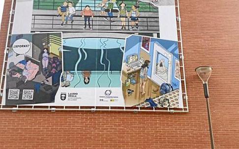 El lienzo contra la violencia machista que decora una fachada lateral del instituto de Llodio. El lienzo contra la violencia machista que decora una fachada lateral del instituto de Llodio.